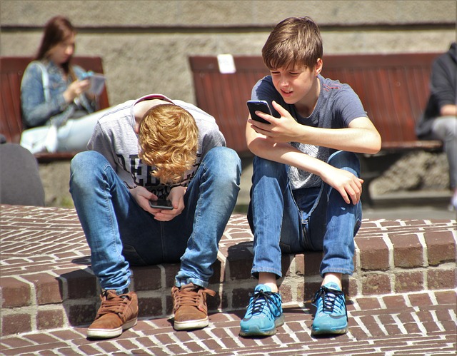 image of kids playing with smartphones